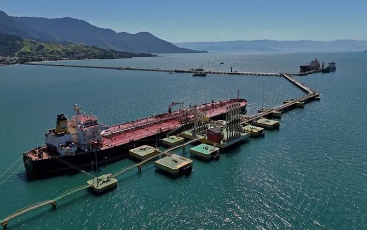 Imagem de drone mostra um navio petroleiro no terminal de distribuição da Petrobras em São Sebastião