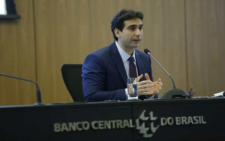 BC divulga o Relatório de Política Monetária. Presidente do Banco Central do Brasil, Gabriel Galípolo, durante a apresentação.