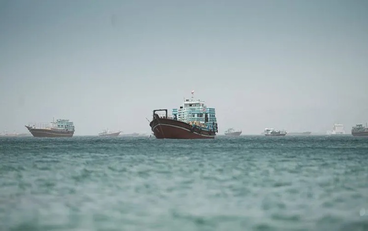 Embarcações navegam pelo Estreito de Ormuz, Musandam