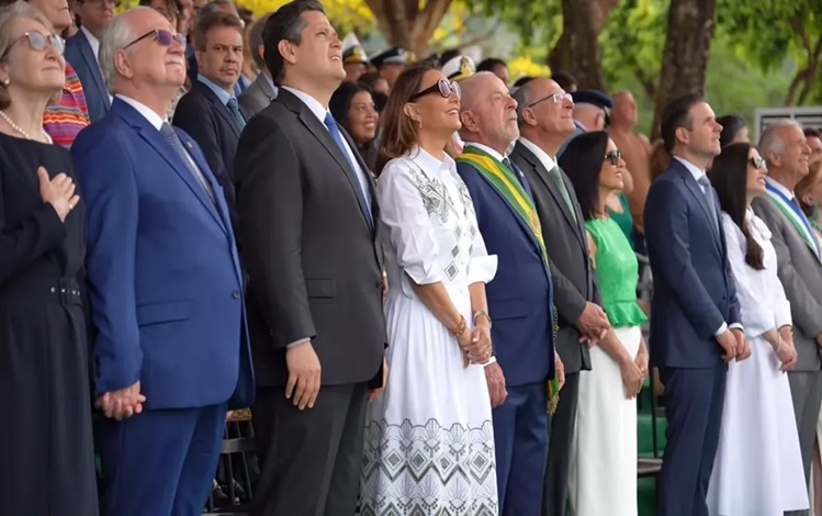 Autoridades na tribuna de honra durante desfile cívico de 7 de Setembro, em Brasília