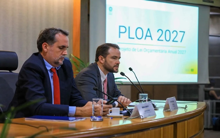 Ministros Bruno Moretti (Orçamento) e Dario Durigan (Fazenda) na coletiva de divulgação do PLOA 2027