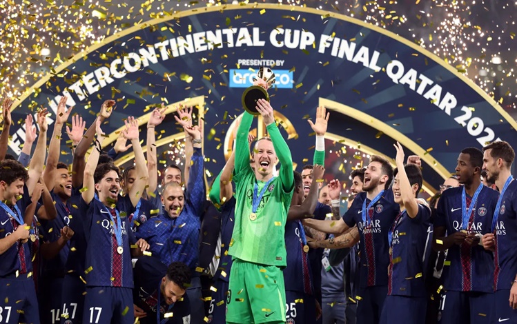 Goleiro russo Safonov levanta o troféu da Copa Intercontinental de 2025, vencida pelo PSG contra o Flamengo