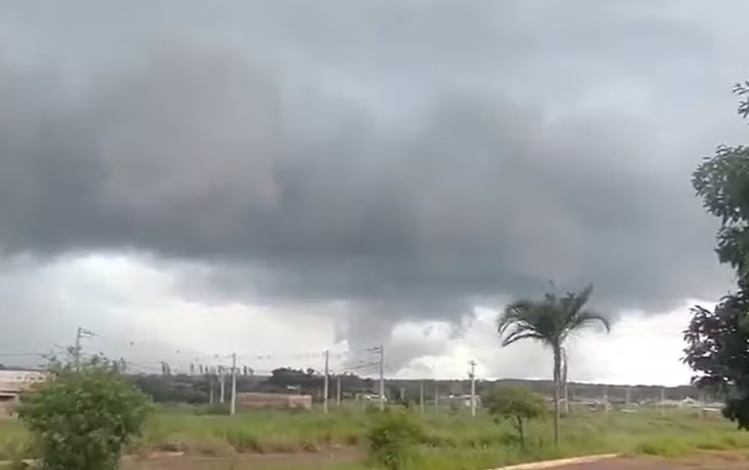 Nuvem toma céu em Amambai (MS)