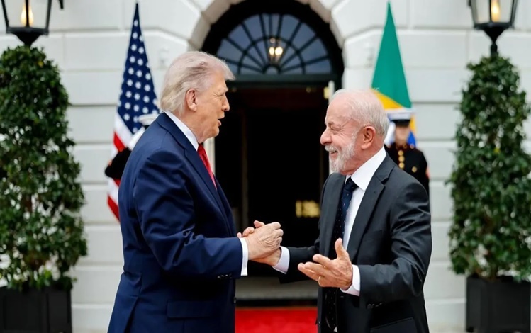 Os presidentes Donald Trump e Luiz Inácio Lula da Silva sorridentes durante encontro na Casa Branca