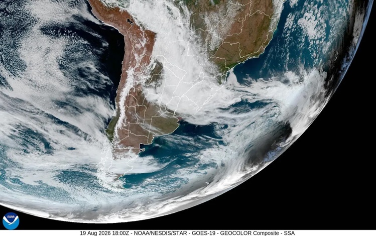 Formação de nuvens em 19 de agosto no Sul do Brasil, que devem dar origem ao ciclone extratropical