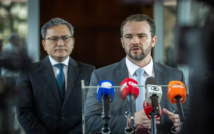 Ministro da Fazenda, Dario Durigan, e o secretário da Receita Federal, Robinson Barreirinhas