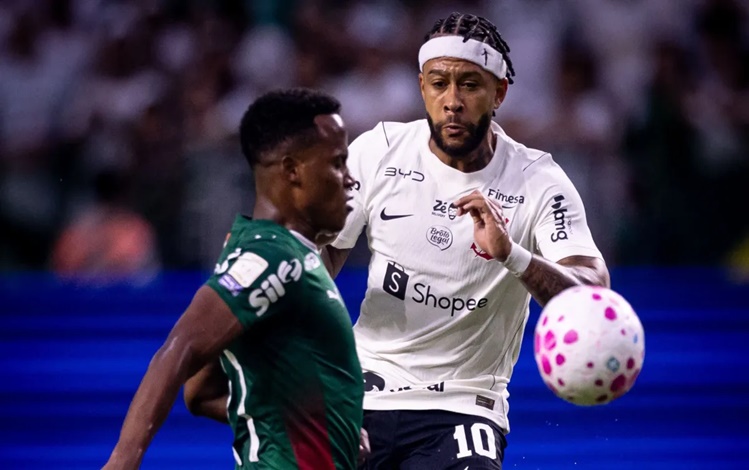 Memphis Depay foi advertido com um cartão amarelo no duelo contra o Palmeiras, fato que gerou suspensão para o jogo desta segunda-feira (19)