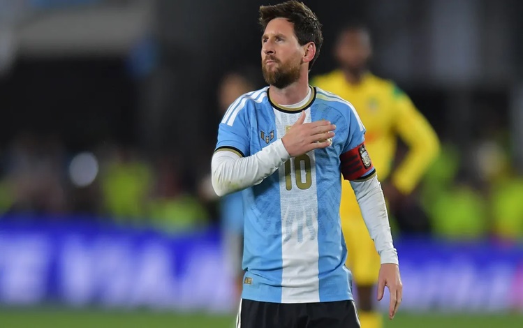Messi comemora gol em sua partida de despedida pela seleção argentina