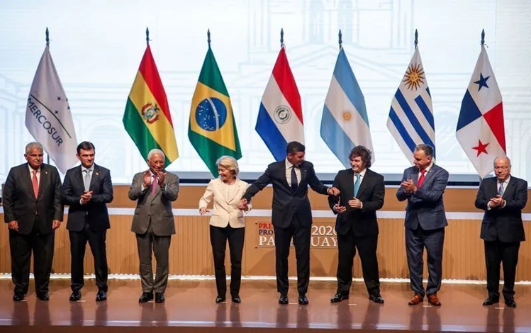 Assinatura do acordo comercial UE-Mercosul em Assunção, Paraguai • Presidentes José Raúl Mulino (Panamá), Rodrigo Paz (Bolívia), Antonio Costa (Conselho Europeu), Ursula von der Leyen (Comissão Europeia), Santiago Pena (Paraguai), Javier Milei (Argentina), Yamandu Orsi (Uruguai), e o ministro das Relações Exteriores do Brasil, Mauro Vieira, em cerimônia de assinatura do acordo de livre comércio entre Mercsosul e União Europeia, em Assunção, Paraguai, 7 de janeiro de 2026.