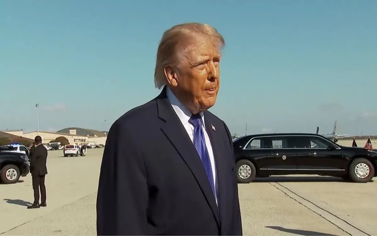 Donald Trump fala com jornalistas