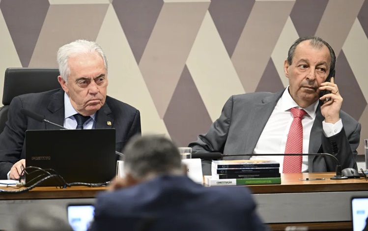 O presidente da CCJ, senador Otto Alencar (PSD-BA), e o senador Omar Aziz (PSD-AM), relator do fim da escala 6x1