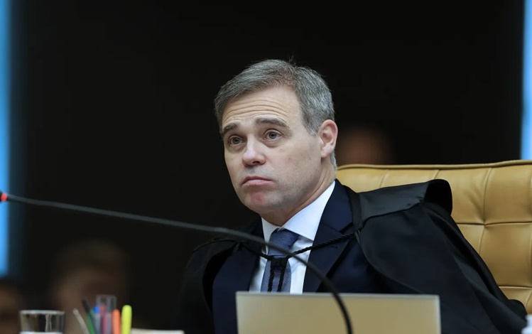 Ministro André Mendonça durante sessão plenária do STF