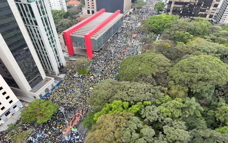 Manifestante se reuniram na Avenida Paulista nesta segunda-feira (7)