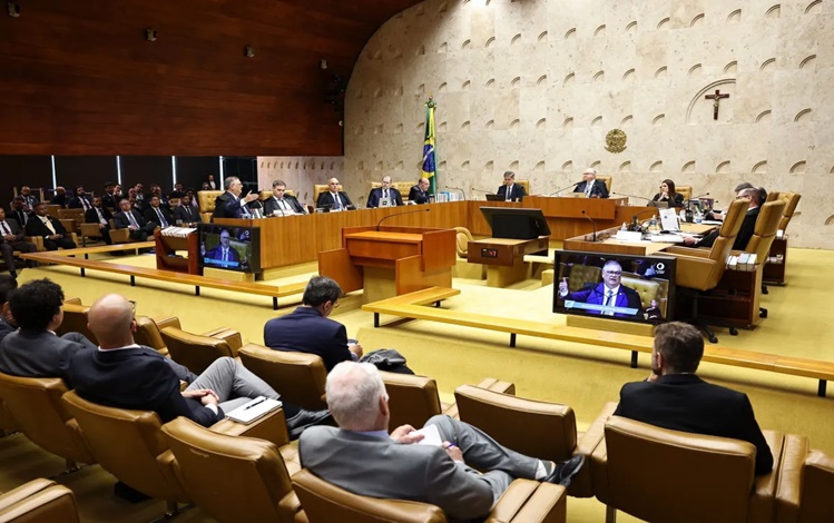 Ministros no plenário do STF durante sessão que analisa relatório da PF sobre mensagens entre Moraes e Vorcaro