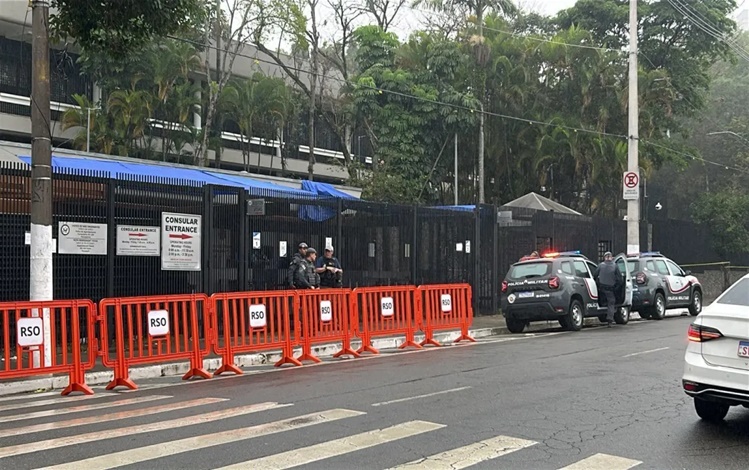 Agentes da PM de São Paulo em frente ao consulado americano